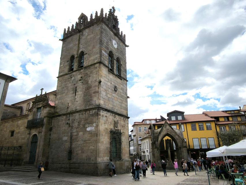 Braga & Guimarães Tour: Small Group + Lunch and Vinho Verde - Medieval Architecture in Guimarães