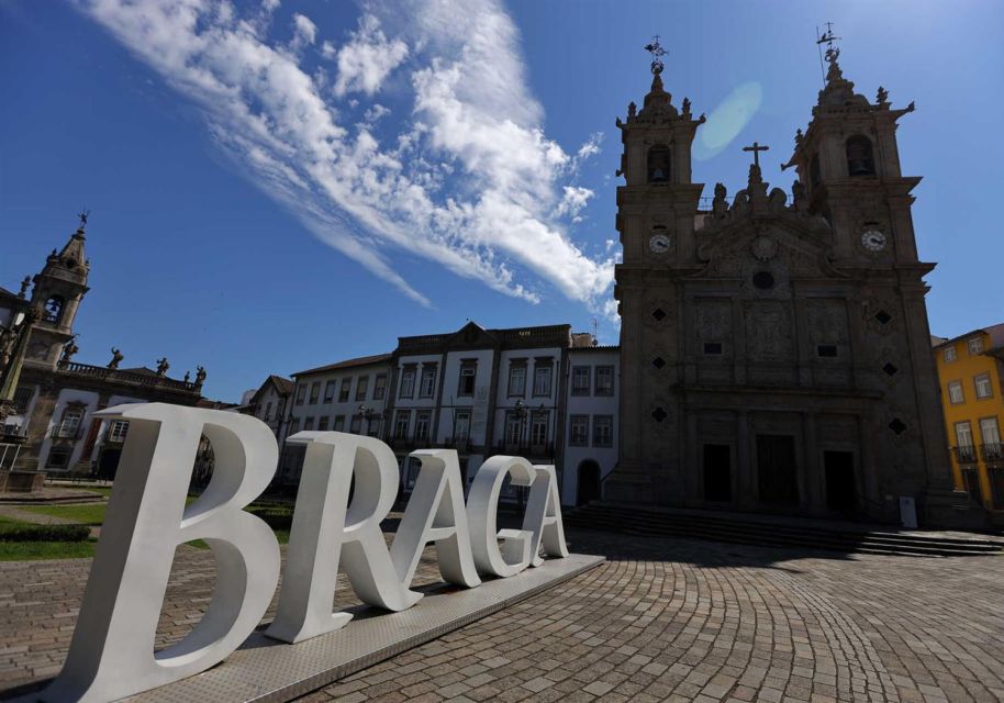 Braga: Scavenger Hunt and City Highlights Walking Tour - Requirements