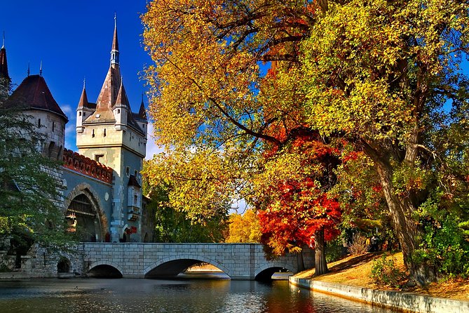 Budapest in a Day Private Luxury Sightseeing Tour - Crossing the Chain Bridge to Buda