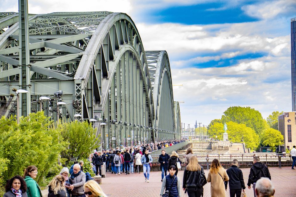 Cologne: Express Walk With a Local in 60 Minutes - Enjoying Intimate Small Group