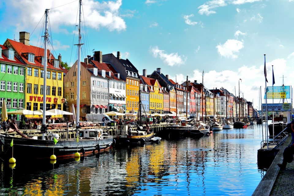 Copenhagen: Private 4-Hour Guided Bike Tour in French - Exploring Denmarks Social Model