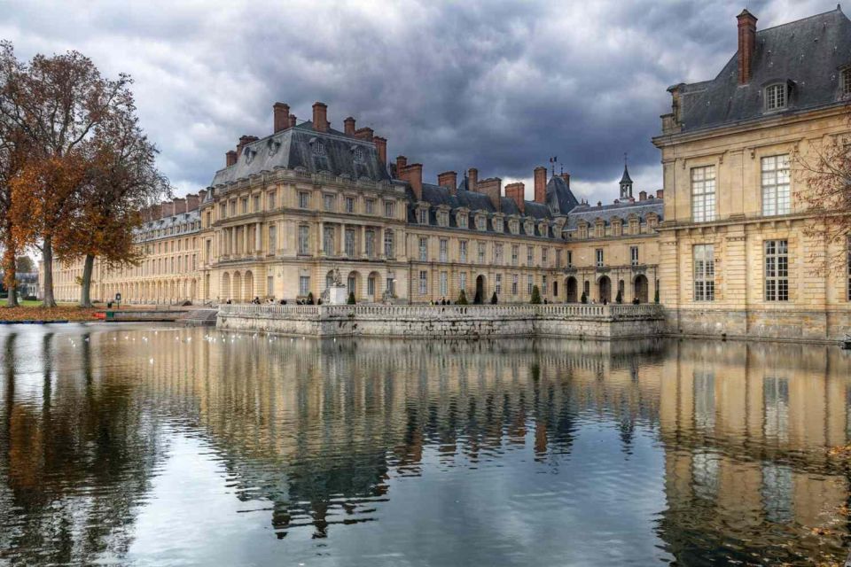 Fontainebleau: Private Round Transfer From Paris - Vehicle Features