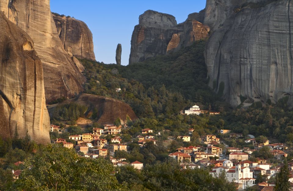 From Athens: Private Day-Tour to Meteora and Thermopylae - Exploring Meteoras Iconic Monasteries