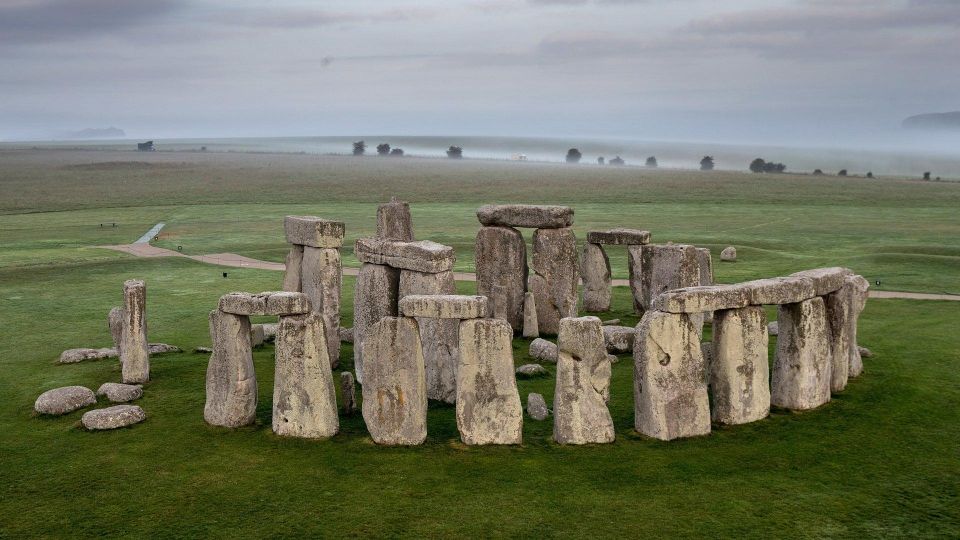 From London: Stonehenge Private Black Cab Transfer 6 People - Ample Time to Discover Stonehenge