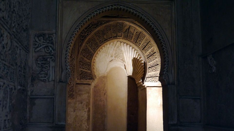 Granada: Alhambra and Nasrid Palaces Guided Tour at Night - Architectural Marvels of Alhambra