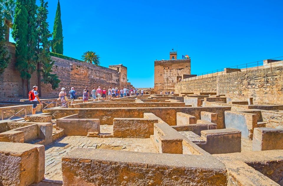 Granada: Alhambra and Nasrid Palaces Private Tour - Exploring the Generalife Gardens