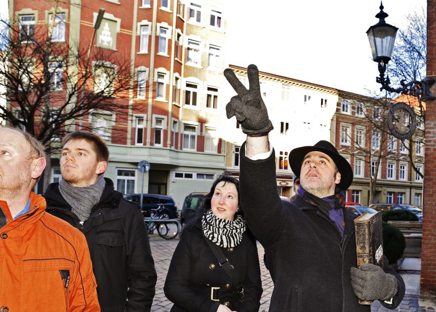 Hamburg: Interactive Crime Theater Tour in English - Solve a Mystery During the Tour