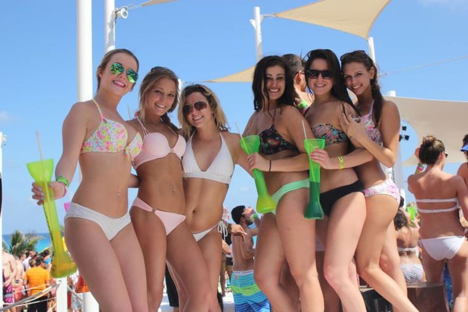 Las Vegas Pool Party Crawl by Party Bus W/ Free Drinks - Duration and Language Options