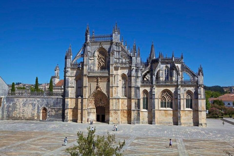 Lisbon: Fátima, Batalha Monastery, Nazaré and Óbidos Tour - Coastal Town Attractions