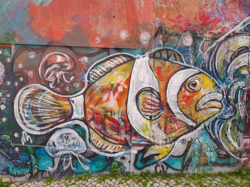 Lisbon Street Art Lovers Walk - What to Bring