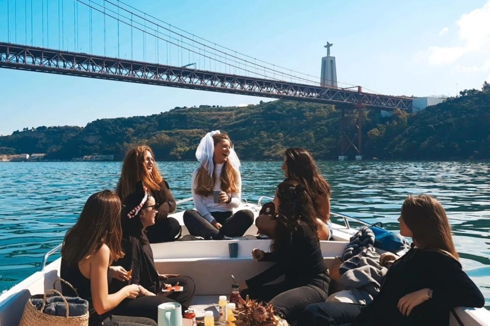 Lisbon: Sunset Boat Tour With Snacks & Drinks - Inclusions: Snacks and Drinks