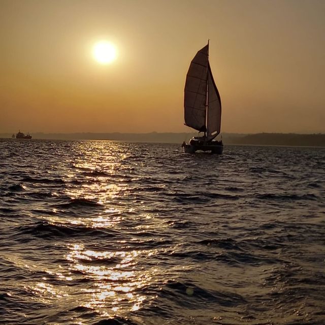 Lisbon: Sunset Catamaran Cruise With Welcome Drink - Itinerary Highlights