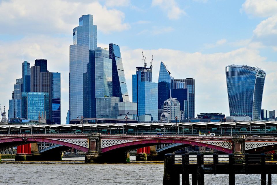 London: 2-Hour Photo Walk to Iconic Spots With Photographer - Personalized Experience