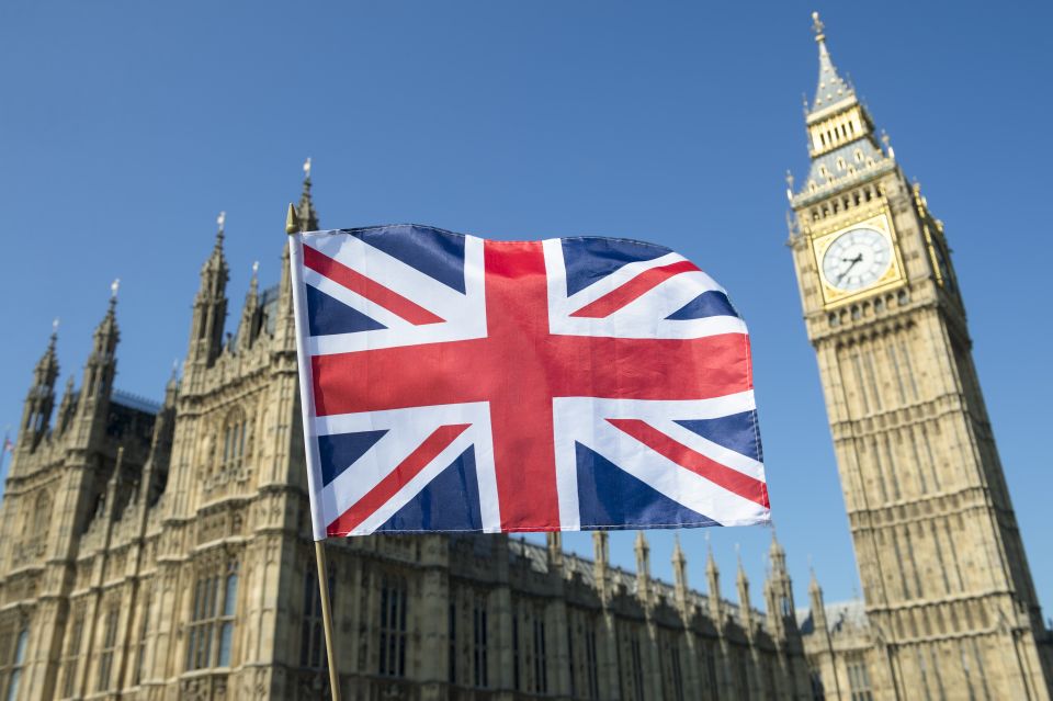 London: 4-Hour Panoramic Tour by Black Taxi - Admiring Trafalgar Square