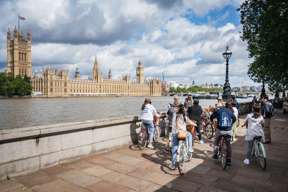 London: Landmarks and Gems Bike Tour - History, Bunkers, and Street Art