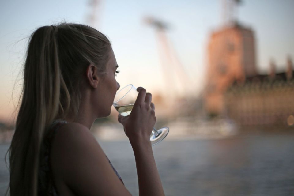 London: River Thames Evening Cruise With Bubbly and Canapés - Live Music Performances