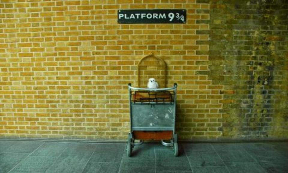 London: The Best Harry Potter Tour & The London Dungeons - Visiting Platform 9 3/4