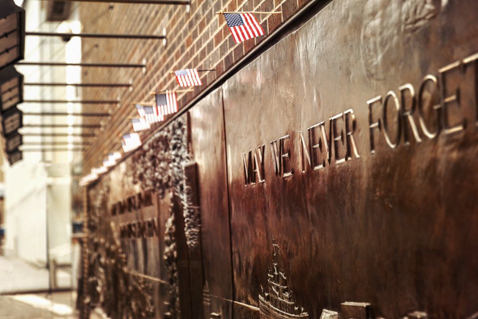 Lower Manhattan Tour: Wall Street & 9/11 Memorial - Experienced and Entertaining Local Guide