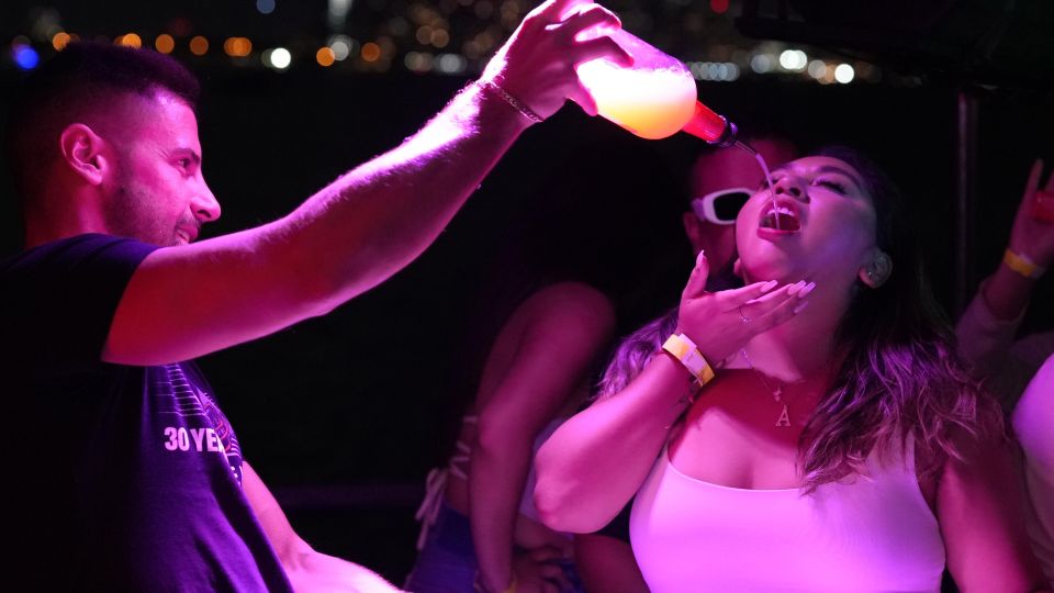 Miami: Booze Cruise Boat Party With Dj, Snacks, & Open Bar - Dress Code and Attire