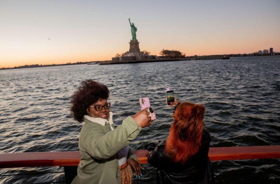 Nyc: Sightseeing Holiday Cruise With Drink - Seating and Group Information