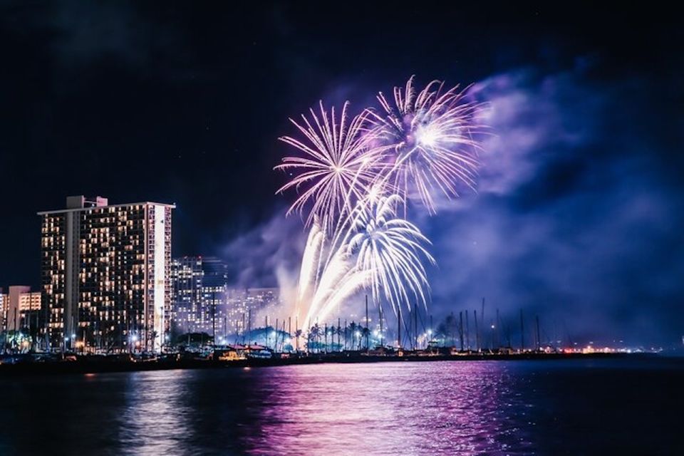 Oahu: Waikiki Fireworks Sail - Sailing Experience