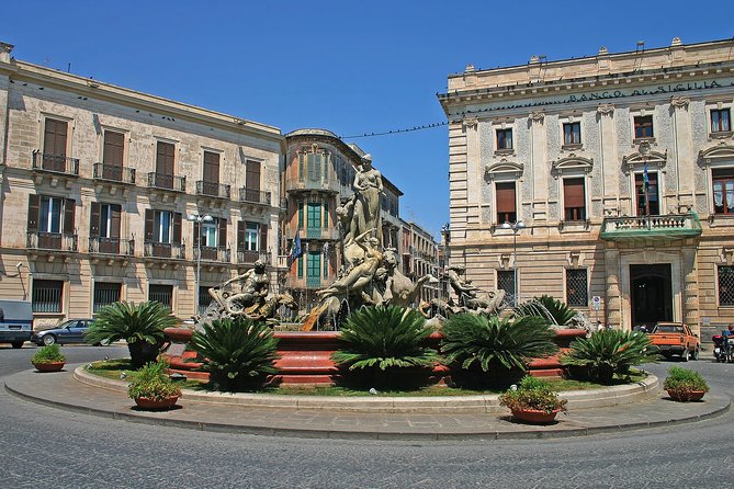 Ortigia: Syracuses Ancient Town Center Private Walking Tour - Navigating the Fish and Fruit Markets