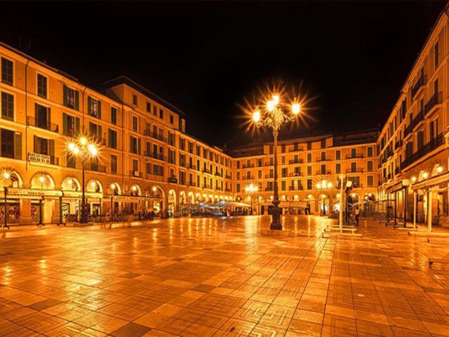 Palma De Mallorca: Old Town Atmospheric Evening Tour - Old Town Exploration