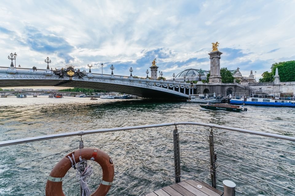 Paris: Dinner Cruise on the Seine River at 8:30 PM - Live Entertainment