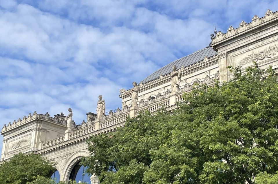 Paris: Île De La Cité Walking Tour and Paris Birthplace - Medieval Tales and Landmarks