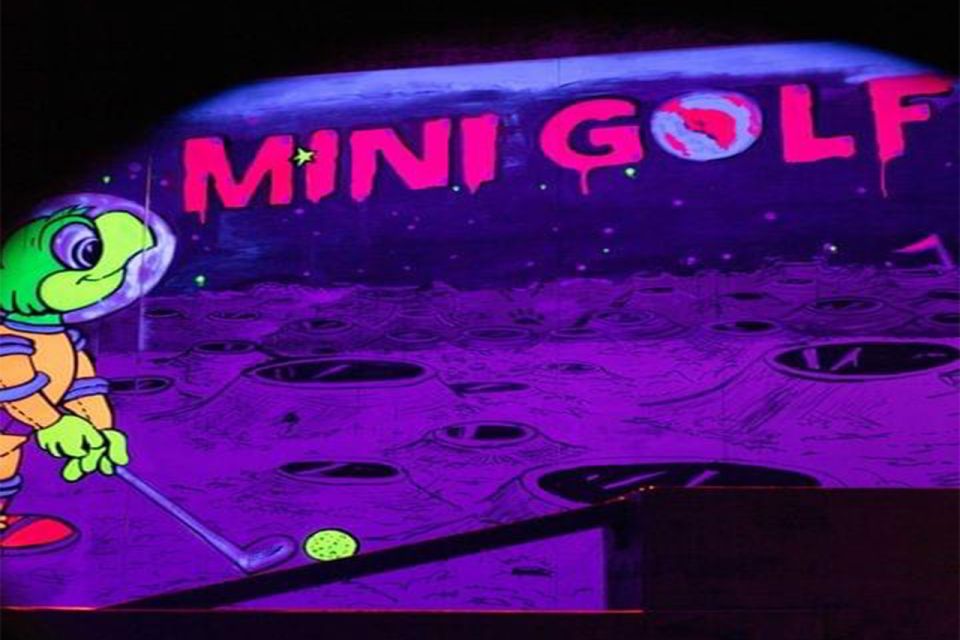 Porto: 18-Hole Indoor Mini Golf Ticket With UV Light Courses - Customer Feedback