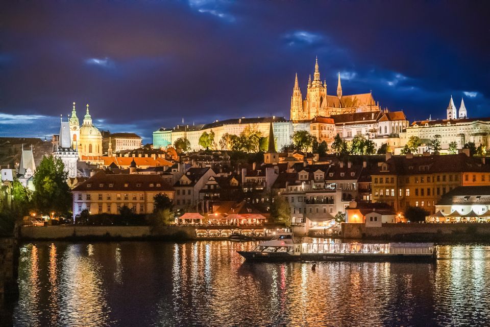 Prague: 50-Minute Sightseeing Evening Cruise - Amenities and Accessibility