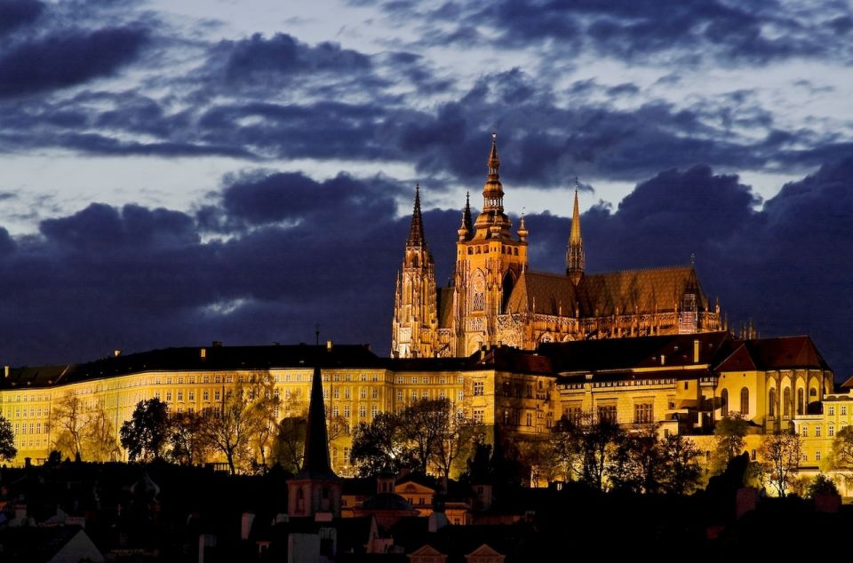 Prague: Walking Tour With Prague Castle Entry Ticket & Drink - Meeting Point and Important Information