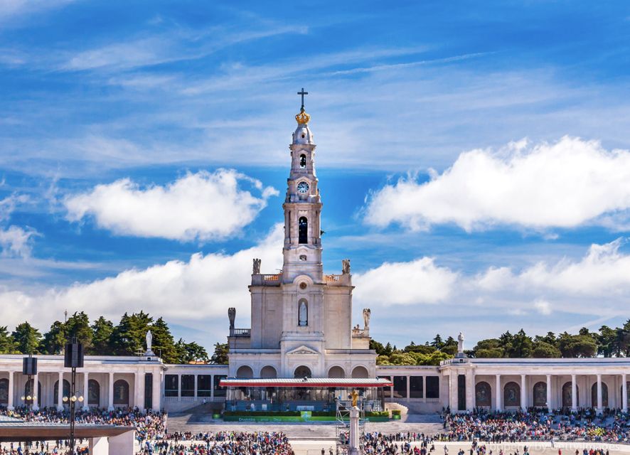 Private Full Day Tour To Fatima, Batalha, Nazaré and Óbidos - Visiting the Seaside Town of Nazaré