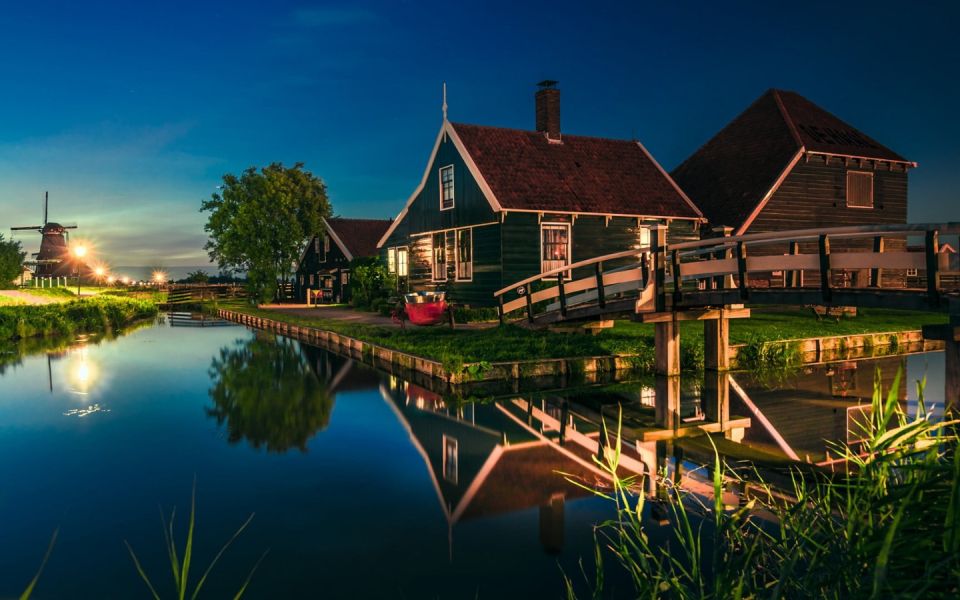 Private Group to Giethoorn and Windmill or Volendam - Zaanse Schans: Historical Windmills