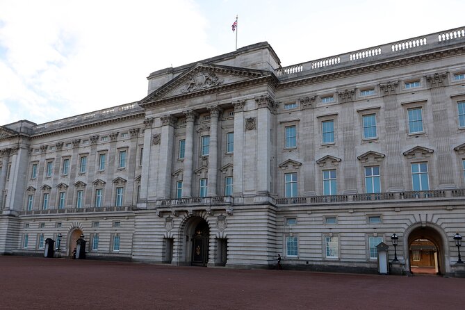 Private Royal Walk and Champagne Moet Chandon at Harrods - St. James Park and Palaces