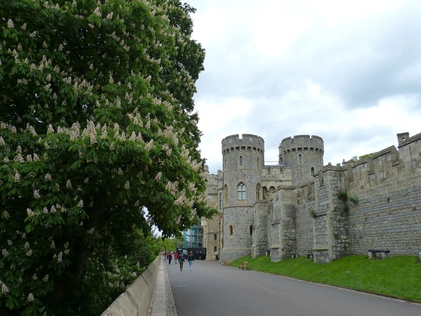 Royal Windsor Castle Tour Private Including Tickets - Queen Marys Doll House