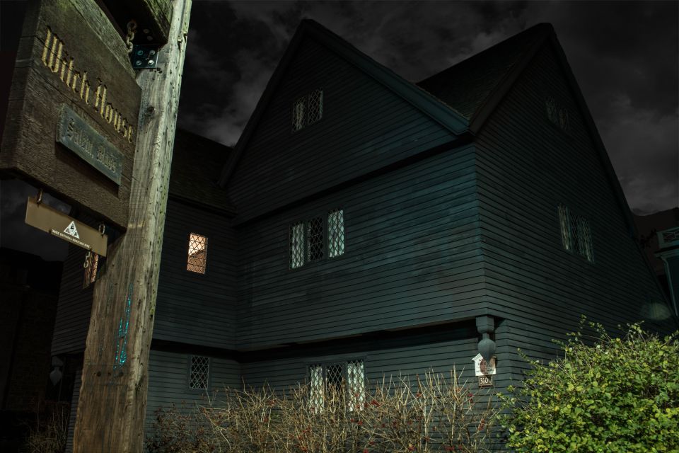 Salem: Ghosts, Witches, & Warlocks Guided Walking Tour - Spooky Atmosphere