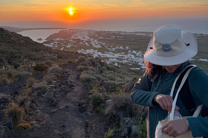 Santorini: Sunset Walking Tour in Caldera With Tasting - Difficulty Level and Safety Concerns