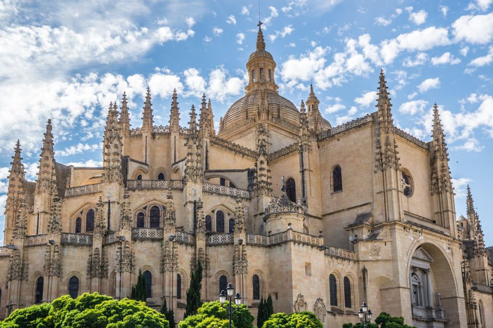 Segovia Guided Visit, Alcazar & Hiking With High Speed Train - Exploring Segovia