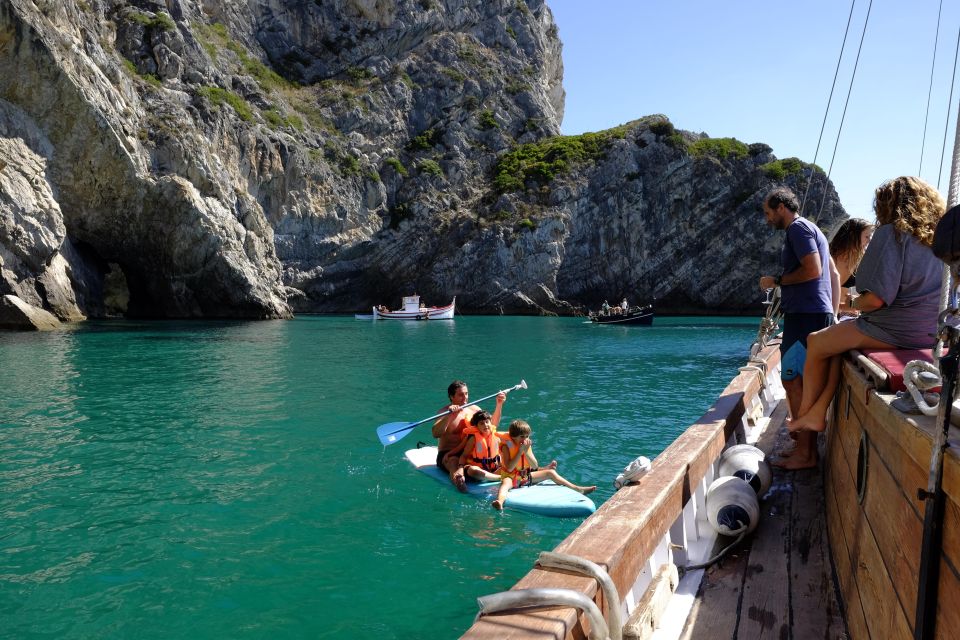 Sesimbra Cliffs: 1943 Traditional Boat Tour - Refreshments