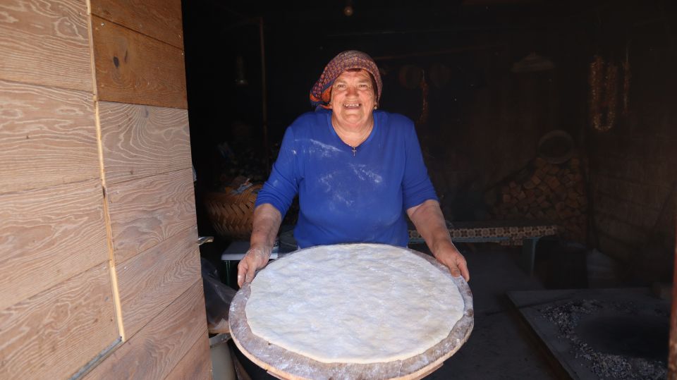 Split Walking Tour With Lunch at Local Family - Culinary Experience