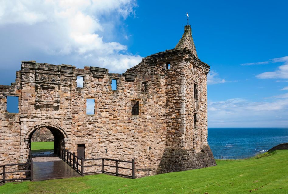 St. Andrews Festive Walk: A Christmas Tour - Joining the University Carol Service