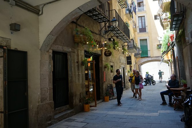 The Shadow of the Wind Novel Walking Tour in Barcelona - Tour Highlights: Plaza Real and Baixada De La Llibreteria