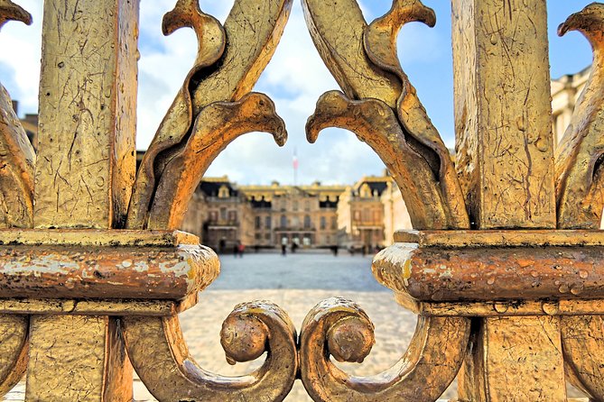 Versailles Palace Private Half Day Guided Tour Including Hotel Pickup From Paris - Strolling Through the Gardens