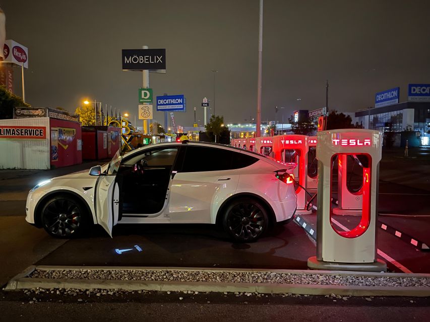 Vienna: Emission -Free To/From Vienna Airport - Included Amenities