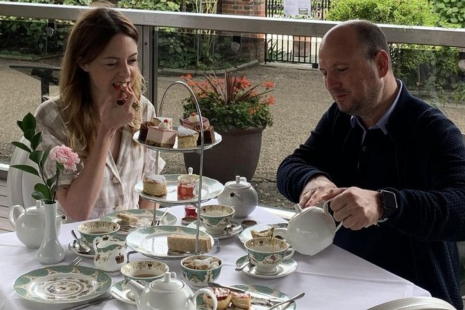 VIP Tour: Royal High Tea At Kensington Palace Gardens - Knowledgeable Guide and Alcoholic Drink