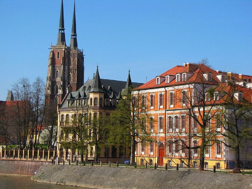 Wrocław: Ostrów Tumski and Old Town Highlights Private Tour - Meeting Point and Important Information