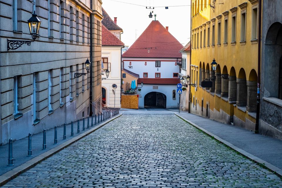 Zagreb: First Discovery Walk and Reading Walking Tour - Walking Time and Distance