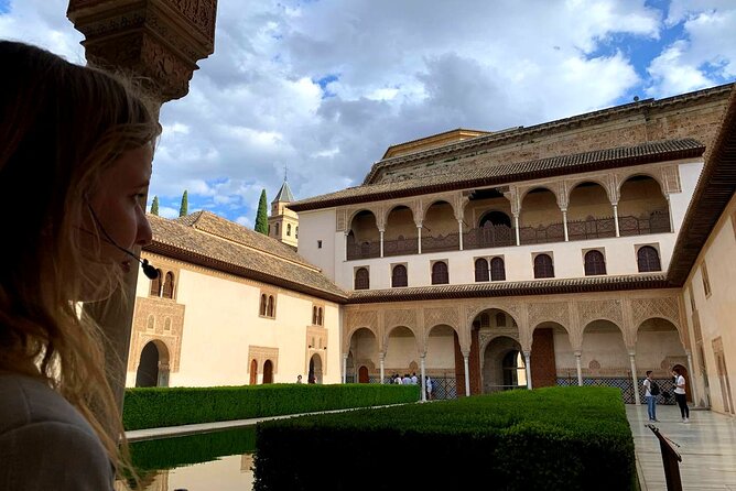 Alhambra and Nasrid Palaces Guided Tour With Tickets - Meeting Point and Location