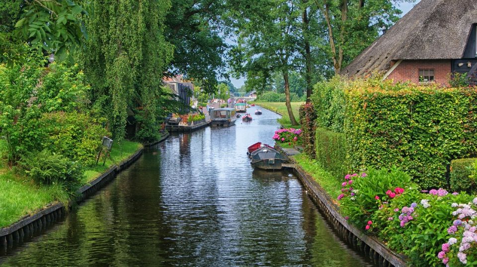 Amsterdam: Giethoorn Tour With Canal Cruise and Windmills - Scenic Canal Cruise in Giethoorn